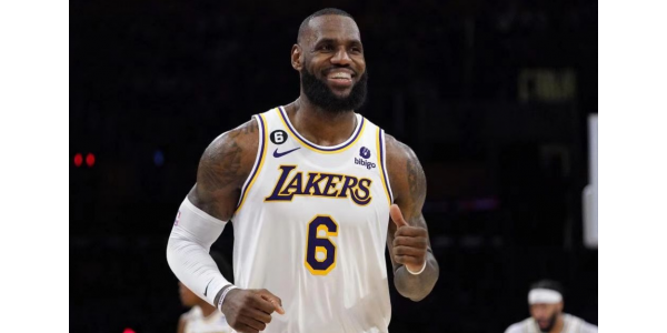 LeBron James toppar försäljningslistorna för tröjor LeBron James toppar försäljningslistorna för tröjor
