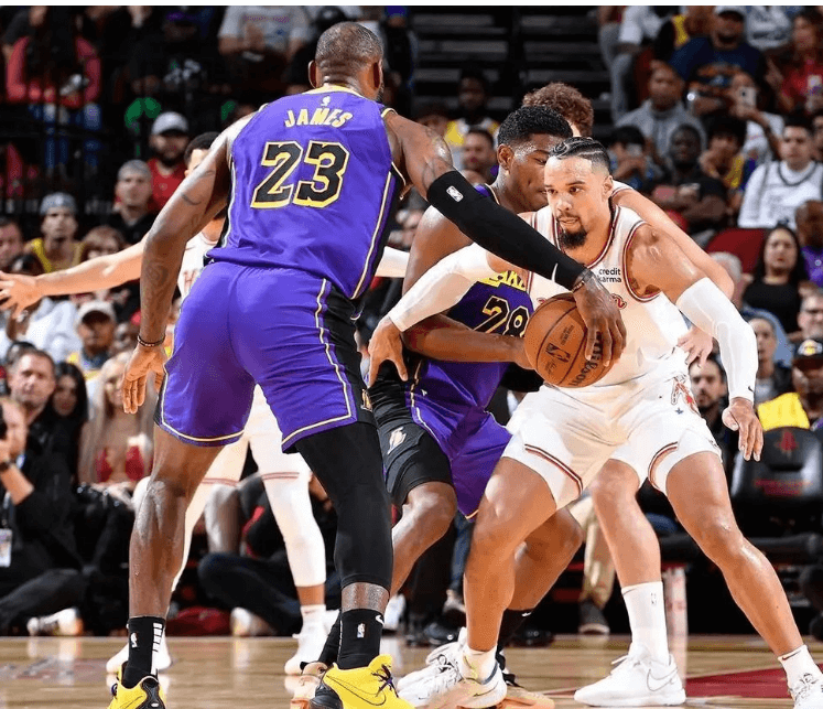 Rockets slog Lakers med 128-94 på hemmaplan och vann fyra matcher i rad