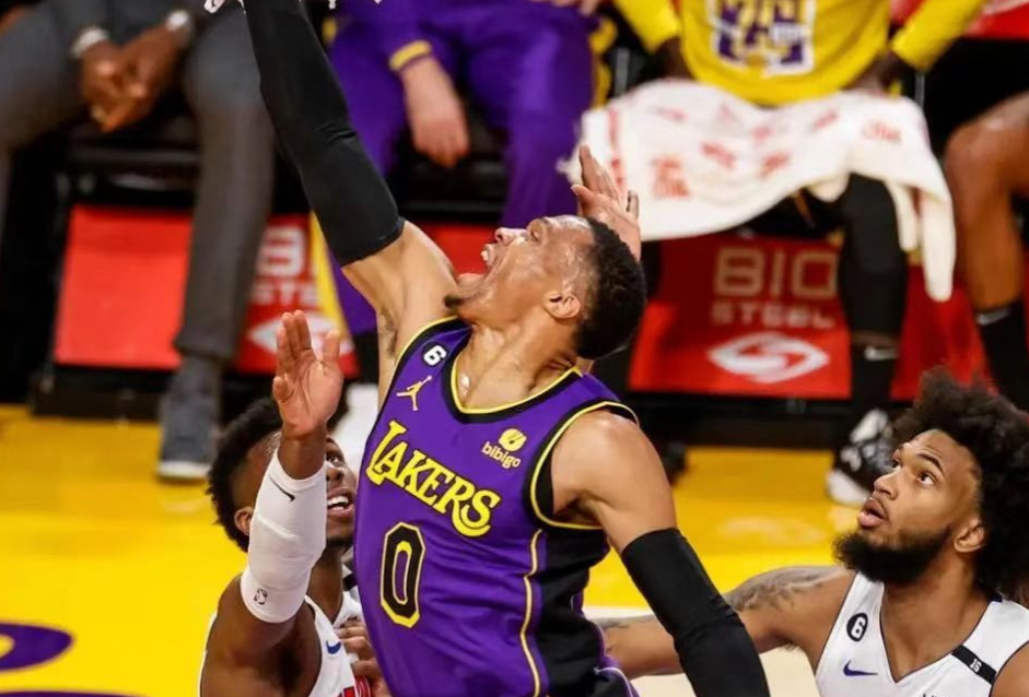 Russell Westbrook ansluter sig officiellt till Clippers